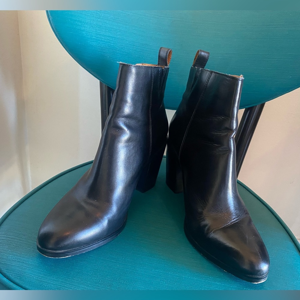 Gap black heeled boots  size 10 great condition